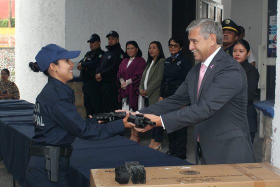 B2007 15/10/24 ENTREGA JOSÉ LUIS URIÓSTEGUI EQUIPAMIENTO Y ARMAS NUEVAS A POLICIAS DE LA POLICIA PREVENTIVA Y VIALIDAD DE CUERNAVACA