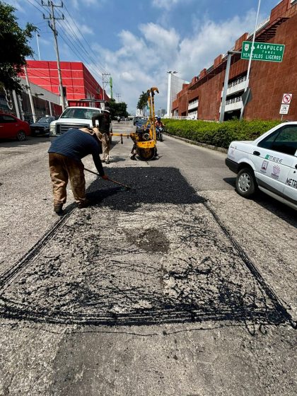 B654 16/10/25 AVANZA EL MEJORAMIENTO VIAL CON TRABAJOS DE BACHEO Y RENIVELACIÓN E TULIPÁN HAWAIANO Y CALLE SONORA