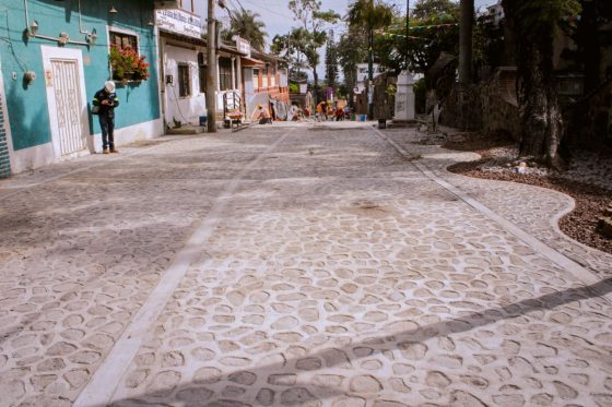 B910 02/02/26 ALCALDE JOSÉ LUIS URIÓSTEGUI SUPERVISA REHABILITACIÓN DE LA CALLE LEÓN SALINAS EN TETELA DEL MONTE